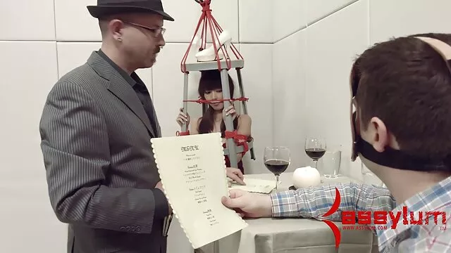 Linda pornografía triple xxx rubia taladrada en camilla de masajes