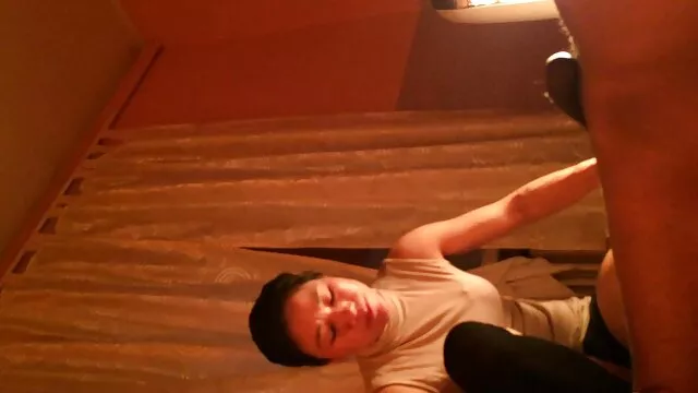 Milf inglesa CandyLips desliza un dedo poner películas pornográficas por su culo