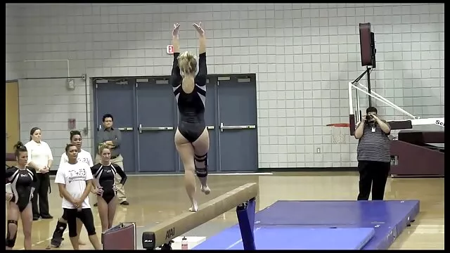 Madrastra maneja a su familia usando pelicula tres equis para adultos los pies